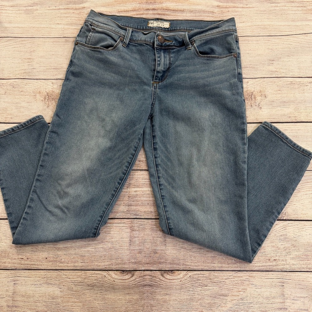 Free People Light Wash Skinny Jean - 29